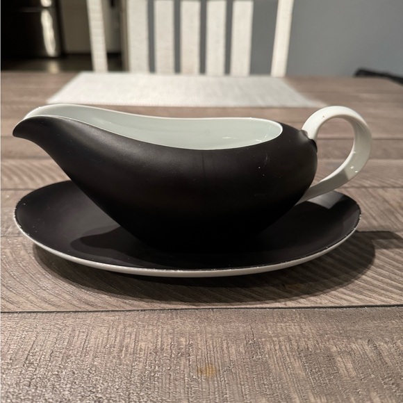 kyoto Trend Other - Two-Tone Ceramic Gravy Boat with Underplate - Black and White